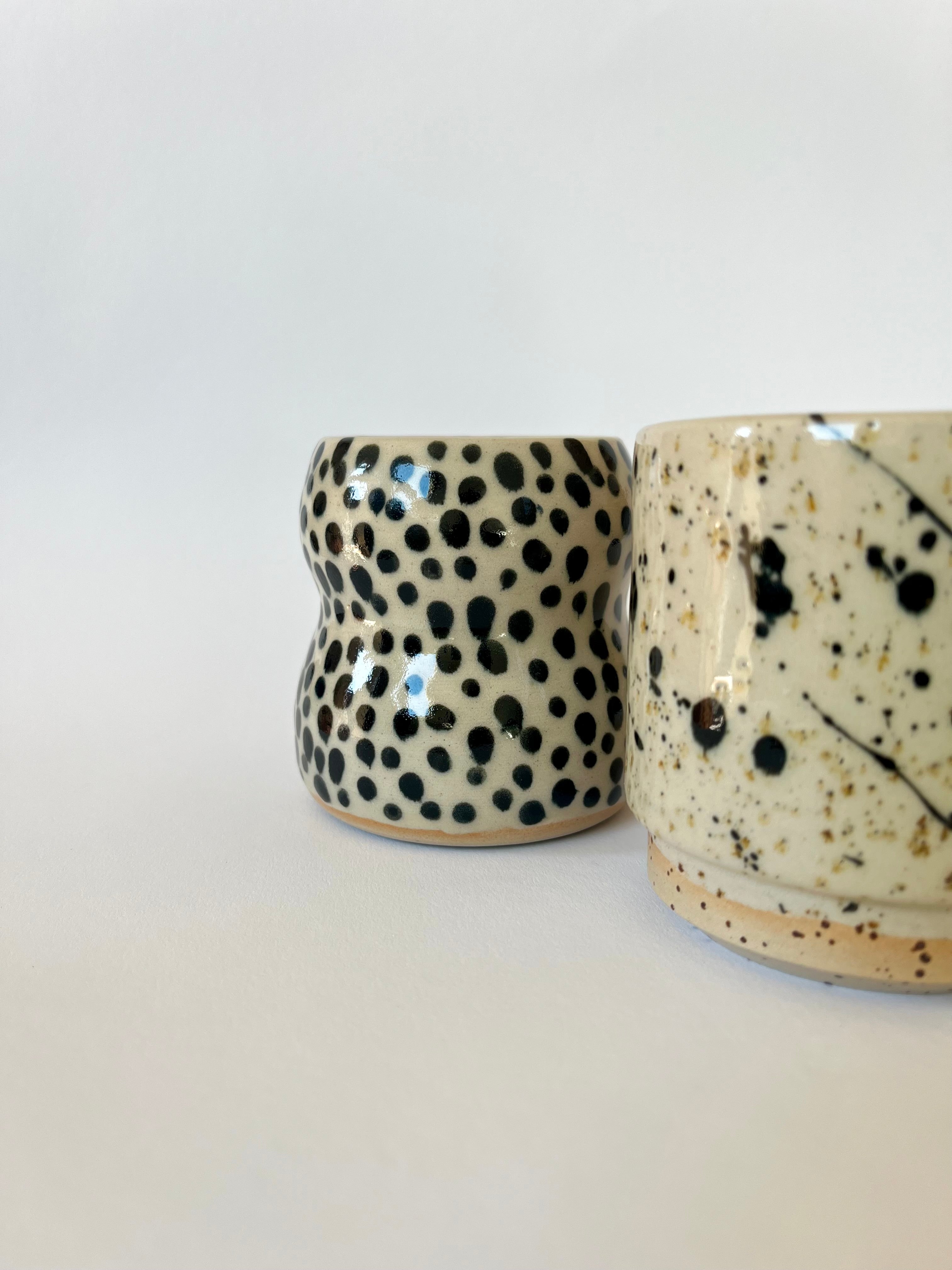 Curvy Becher dots