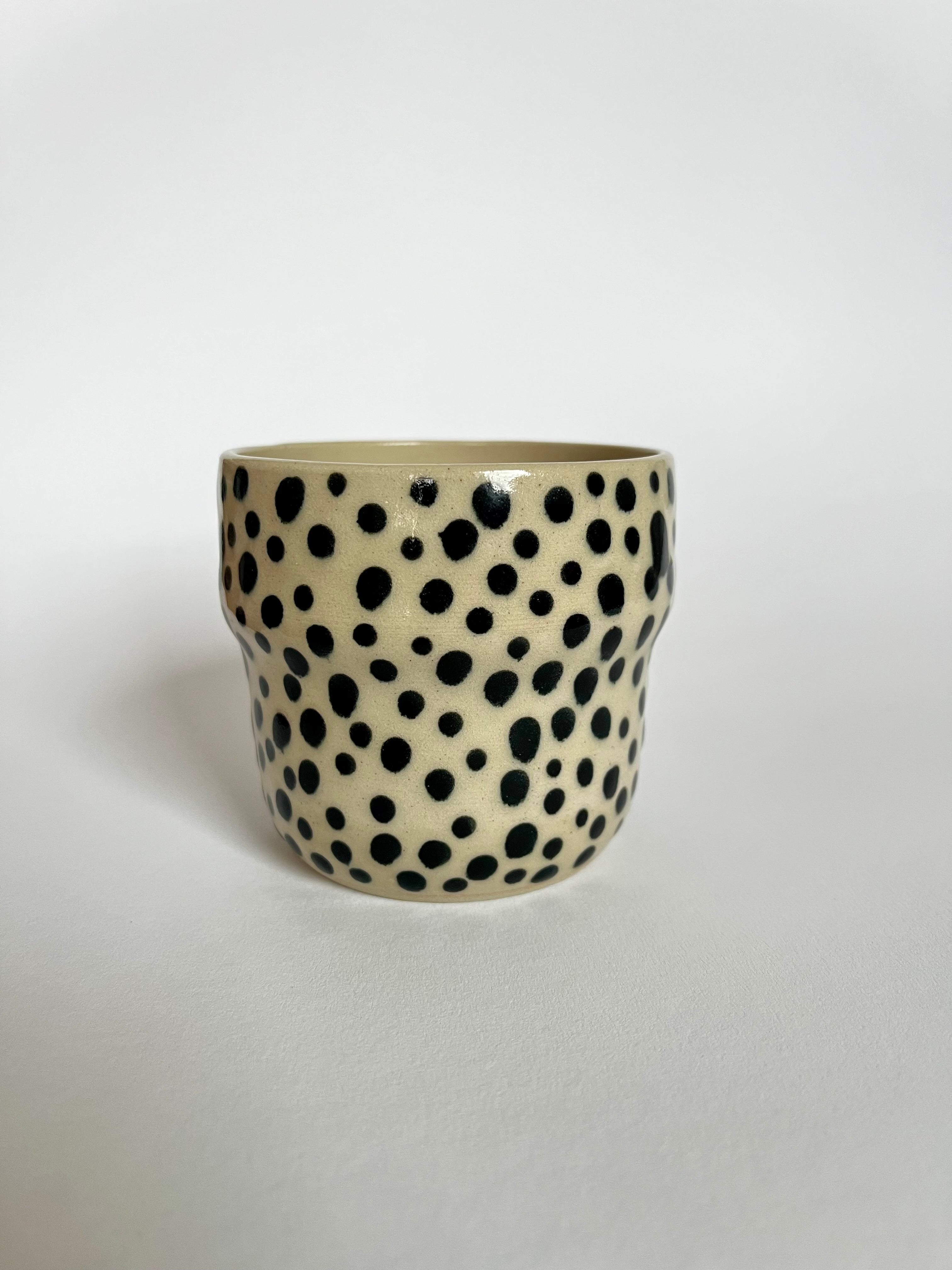 Curvy Becher dots