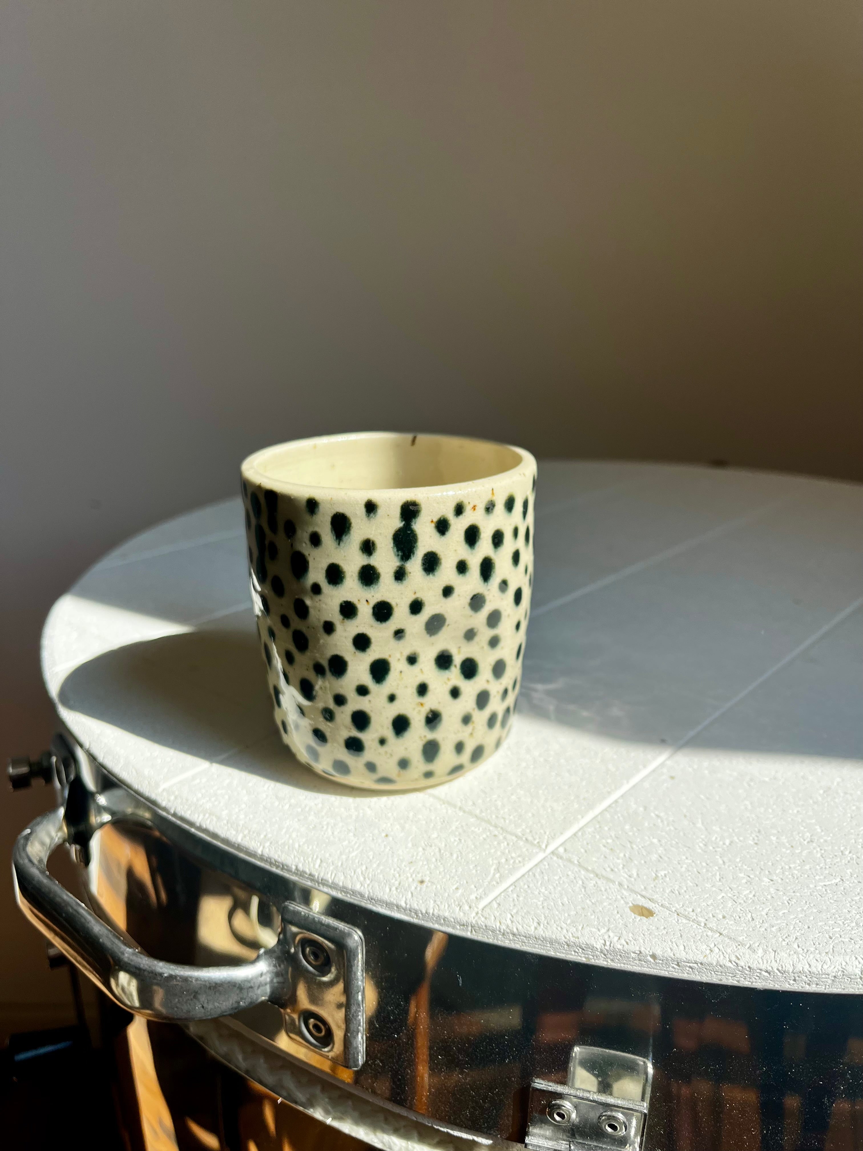 Mulden Becher dots
