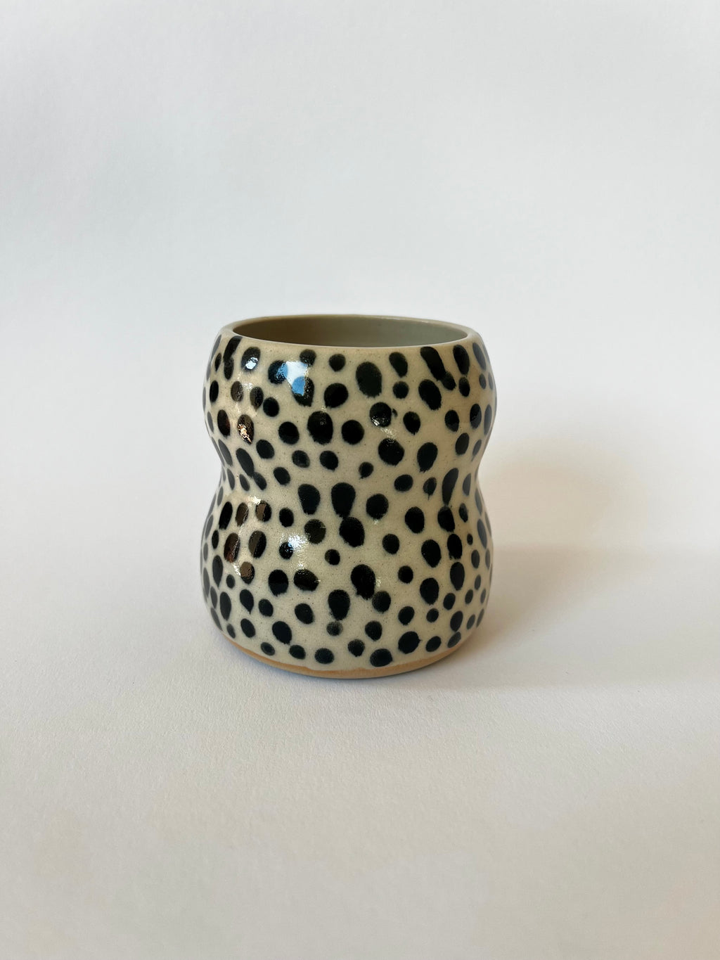 Curvy Becher dots