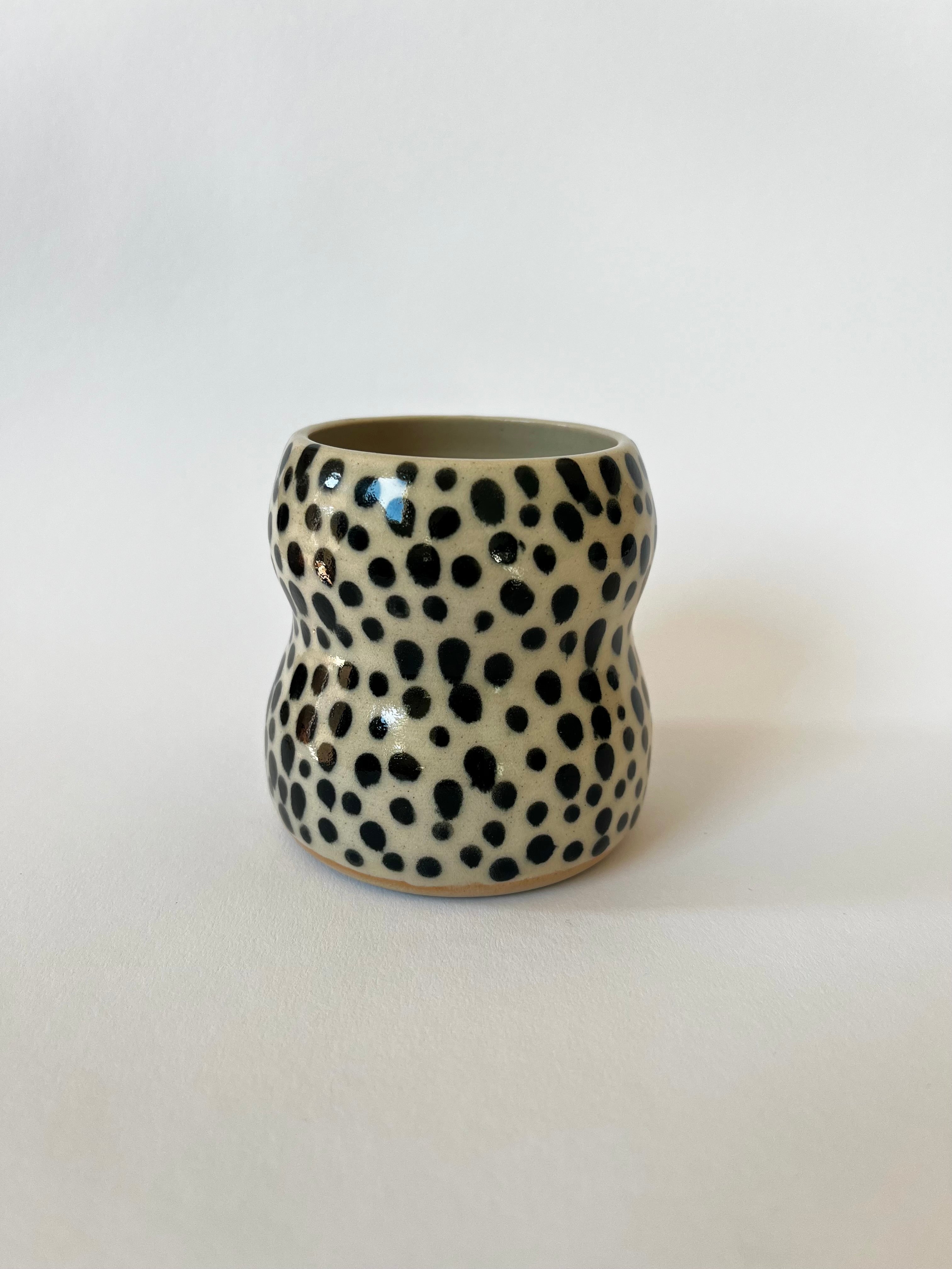 Curvy Becher dots