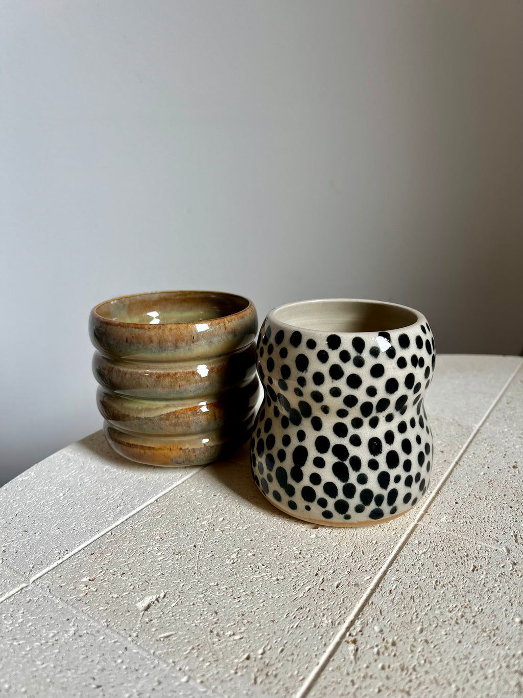 Curvy Becher dots