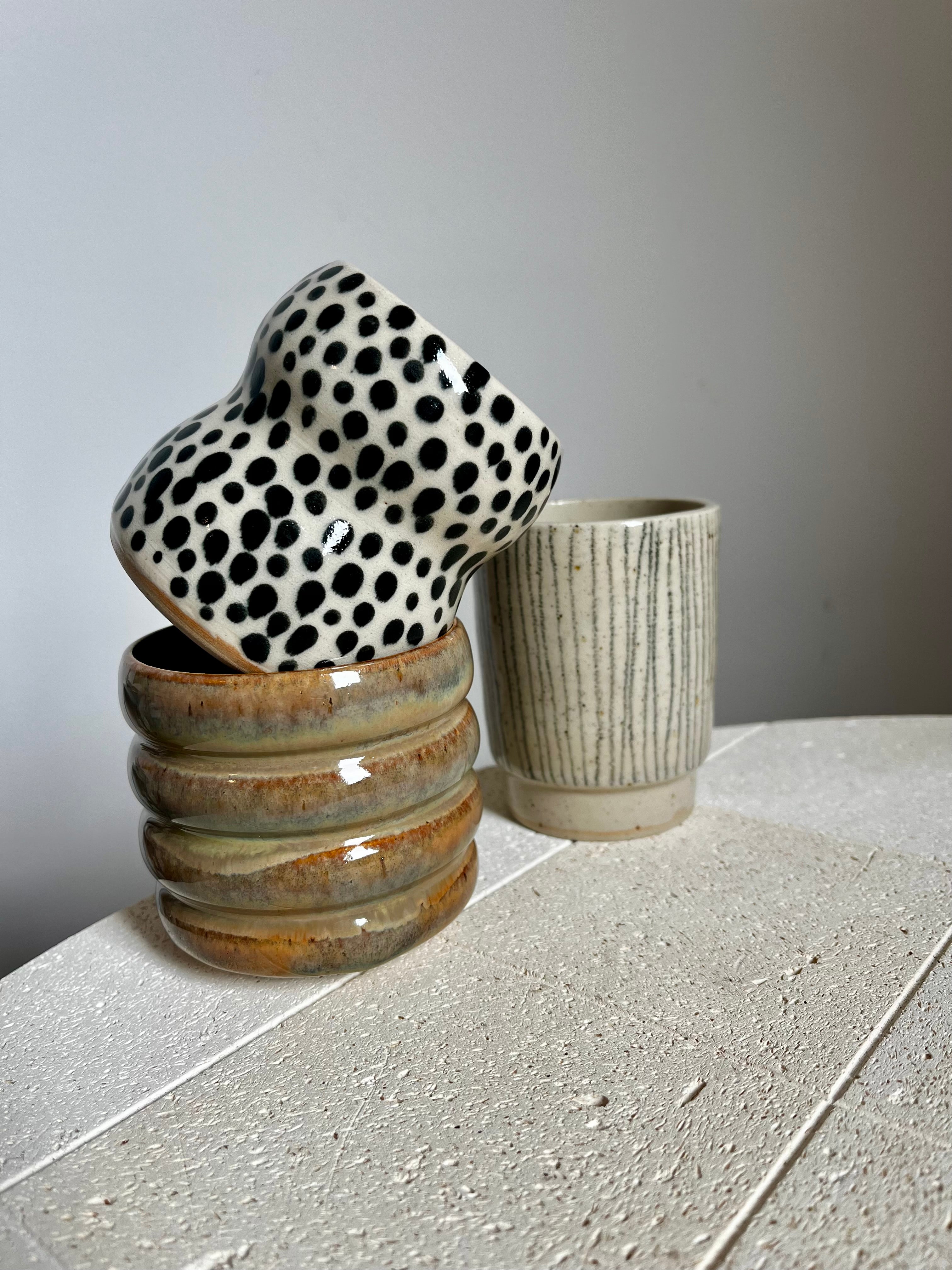Curvy Becher dots
