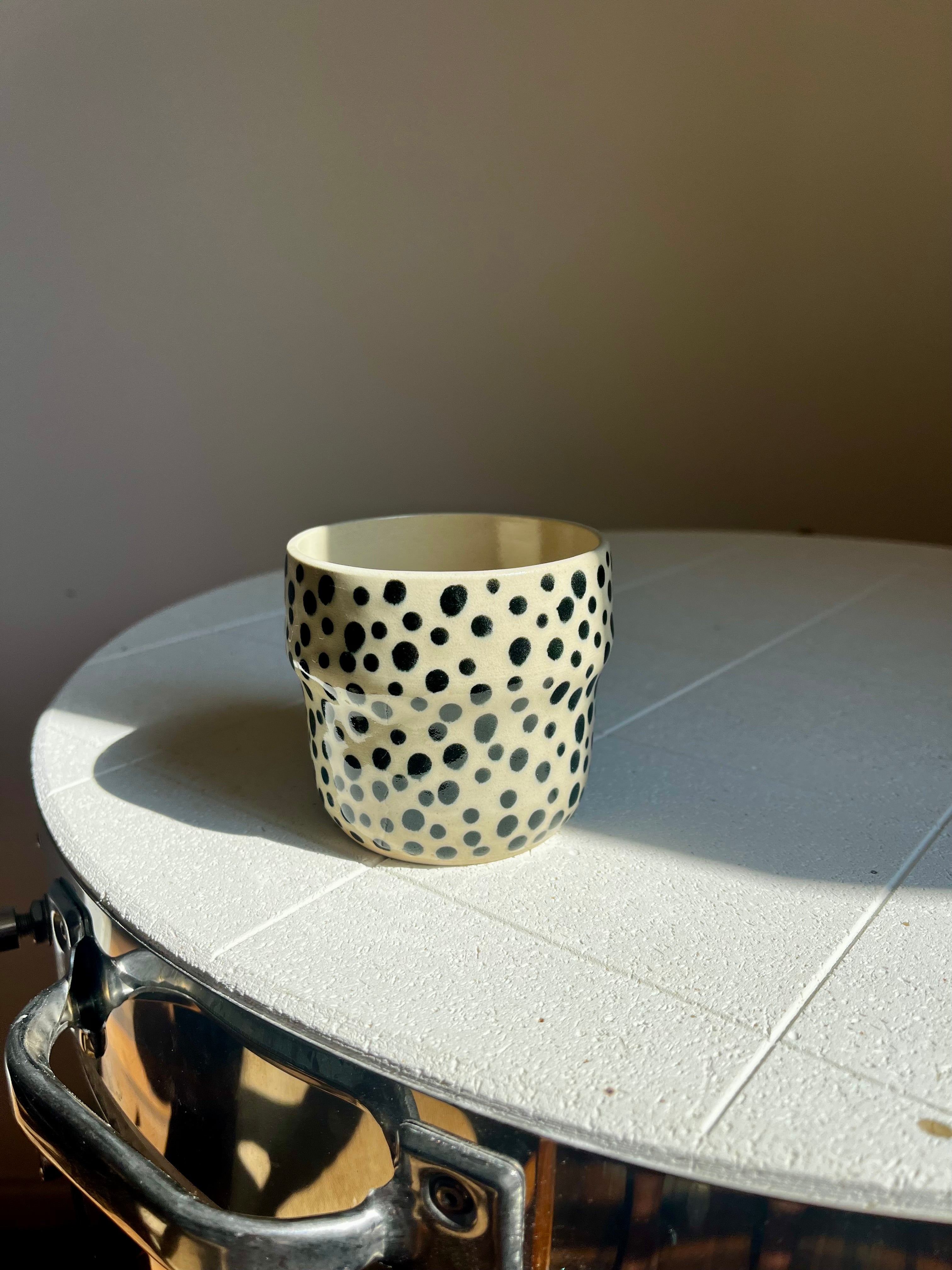 Curvy Becher dots