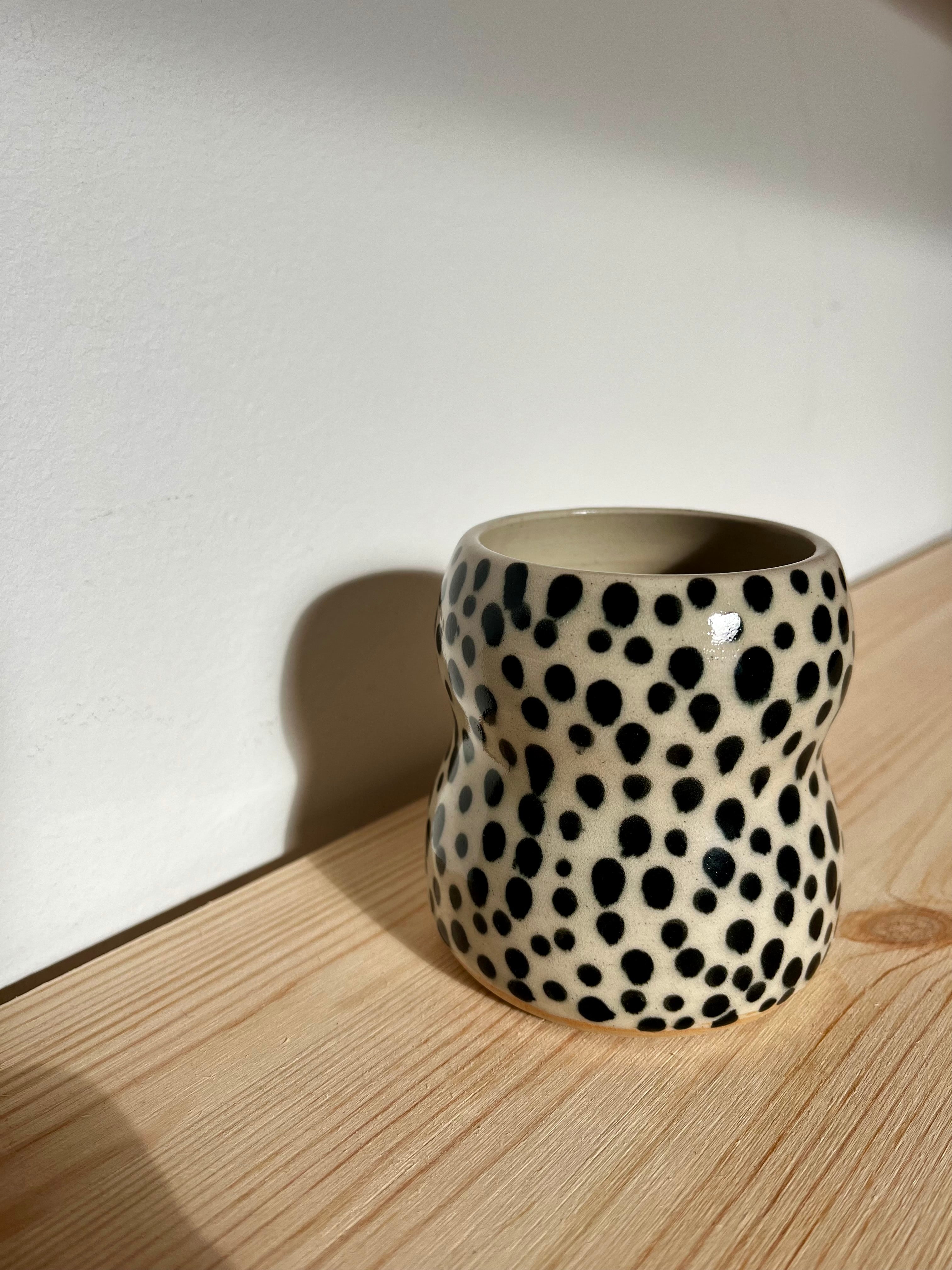 Curvy Becher dots